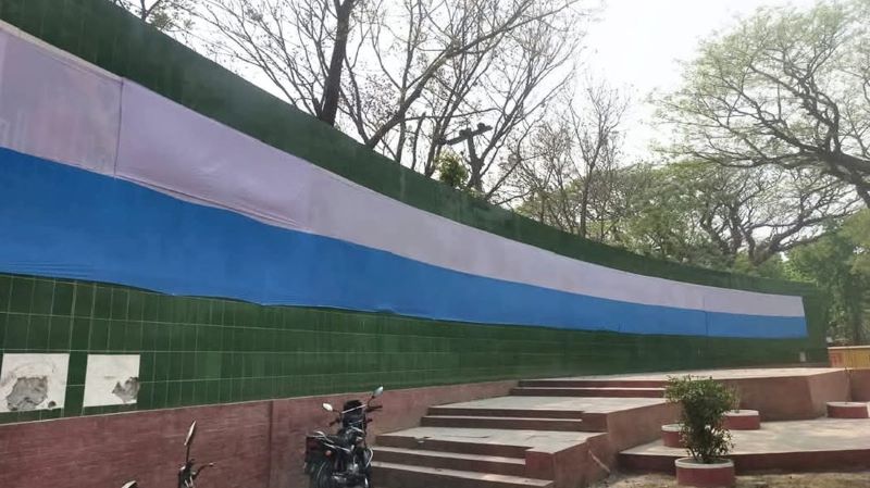 ‘অনেকের আপত্তিতে’ কাপড় দিয়ে ঢেকে দেওয়া হল মুক্তিযুদ্ধের ম্যুরাল